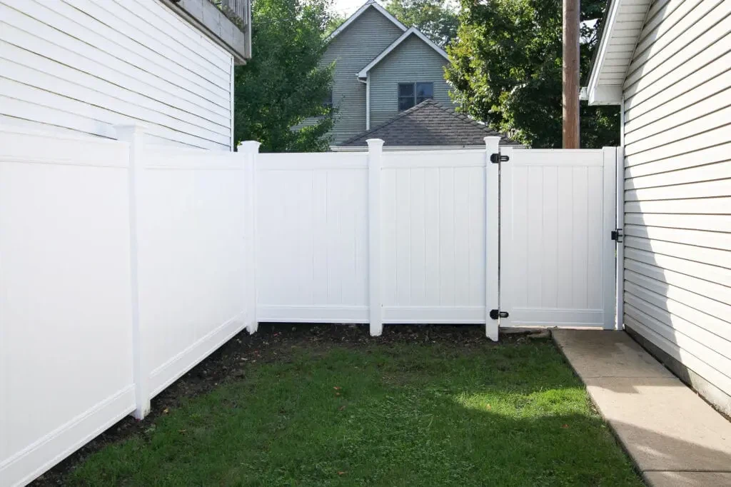 new-white-vinyl-fence-5 new-white-vinyl-fence-5
